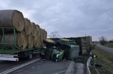 Po zderzeniu z Citroenem, ciągnik przewrócił się na bok.