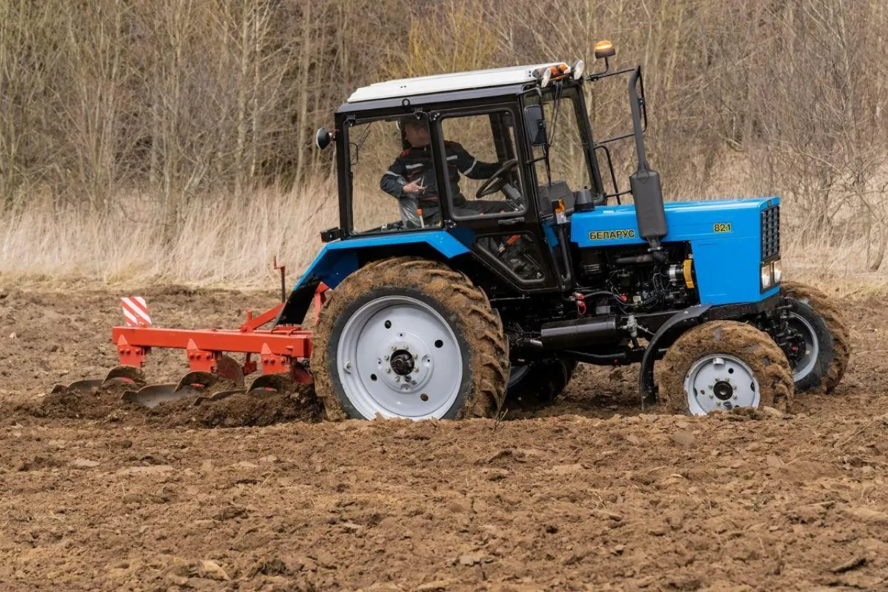 Ciągnik rolniczy MTZ Belarus 82.1