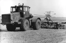 ADNZB-Link-10.11.86-Bez. Cottbus: Wiederurbarmachung von Bergbaugelände. Die Wiederurbarmachung durch den Bergbau nähert sich dem Ende, wenn die Testsaat - wie hier im Tagebau Lohsa III des Braunkohlenkombinates Senftenberg - ausgebracht wird. Mitarbeiter der Meliorationsgenossenschaft Hoyerswerda bereiten mit Hilfe von Kombinationsgeräten ein feinkrümeliges Saatbett vor. Die Meliorationsgenossenschaft gehört zu den Kooperationspartnern des Braunkohlenwerkes ”Glückauf” des Braunkohlenkombinats Senftenberg.