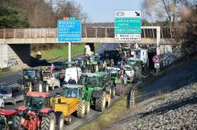 DDM VALENTIN VIE LE CONVOI DES AGRICULTEURS DU LOT ET GARONNE EN DIRECTION DE RUNGIS COORDINATION RURALE DU LOT ET GARONNE CR 47 CONVOI ARRETE SUR AUTOROUTE A20 DANS INDRE VERS CHATEAUROUX MANIFESTATION DES AGRICULTEURS AGRICULTEURS EN COLERE