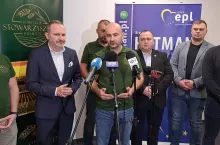 Przedstawiciele stowarzyszenia podczas wspólnej konferencji prasowej z europosłem Krzysztofem Hetmanem w Lublinie