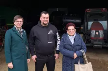 Na zdjęciu od lewej: kierowniczka działu skupu OSM Głuchów Karolina Antonkiewicz, Kamil Kowalski oraz prezes OSM Głuchów Teresa Jędraszek