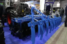 Czołowa brona talerzowa zaprezentowana na targach Agrotech 2024 w Kielcach.