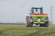 Kiedy można wyjechać z azotem w pole? Terminy wiosennego nawożenia 2025