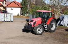 Jeden z ciągników Krzysztofa Pędraka jeżdżący po podwórku w trakcie badań hałasu 5 listopada