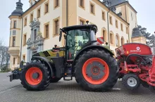 Jerzy Koronczok odbiera nagrodę od firmy Claas, fot. Adam Ładowski