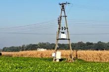 Kto płaci podatek za grunt pod słupem energetycznym? Rolnik czy właściciel słupa?