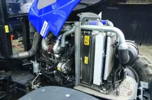 Spaliny w Farmtracu 9120 DTŋ oczyszcza filtr cząstek stałych DPF. W tym zadaniu ”wspiera” go zewnętrzny chłodzony układ recyrkulacji spalin EGR, który część spalin kieruje z powrotem do komory spalania. W traktorze nie ma układu SCR-u, a to oznacza, że do pracy wymaga jedynie oleju napędowego