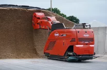 Autonomiczny wóz paszowy Kuhn Aura do samodzielnej pracy, wymaga uprzedniego przystosowania infrastruktury gospodarstwa.