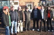 Na zdjęciu od lewej: Anna i Jacek Wójcikowie, Wiesław Popiel – kierownik działu skupu koneckiego oddziału Polmleku, senior Jerzy Wójcik oraz najmłodsi Hubert, Damian i Malwina Wójcikowie