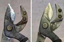 Zanim zetrzemy płyn do usuwania żywicy, czekamy do momentu, aż piania zacznie zmieniać kolor