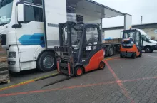 637443