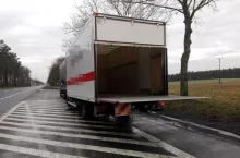 samochód na drodze