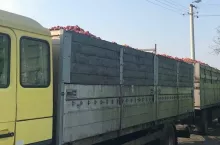 Jabłka przemysłowe na samochodzie dostawczym