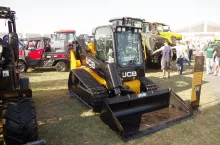 Maszyna cechuje się zwartą budową, szerokimi gąsienicami oraz bardzo przestronną kabiną fot. Grzegorz Szularz