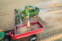 Hedery z aktywnymi taśmami transportującymi (HDX) powstała z myślą o ogromnej wydajności kombajnu X9, fot. mat. prasowe