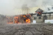 Pożar strawił budynki, zwierzęta ocalały.