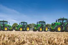 John Deere zarejestrował w ubiegłym roku najwięcej ciągników. Marka dominuje w segmencie maszyn dużej mocy