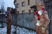 Ktoś w Bystrzejowicach koło Lublina postanowił zadbać o komfort cieplny drewnianych figur.