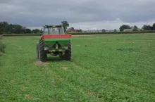 Ciągnik i dwutarczowy rozsiewacz nawozów