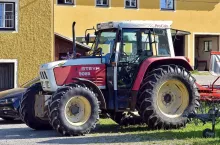 915742