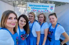Członkinie koła w Proboszczowicach. Na festynach wszyscy rozpoznają je po błękitnych fartuszkach