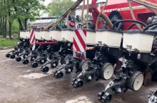 Przeprowadzenie testu flagi to najlepszy sposób na zobrazowanie skali problemu z nierównomiernymi wschodami na plantacji kukurydzy – kontekst: Agronomia, czyli zaczynamy od pola, bo na polu spodziewamy się efektów. fot. mat.prasowe