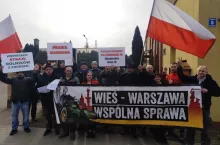 Każdorazowo przed sądem rolnikom zasiadającym na ławie dla obwinionych towarzyszyło wsparcie i słowa otuchy od innych rolników.