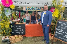 Dożynkowe stoisko sołeckie z Cudawiankami za stołem i sołtysem Bartoszem Karlińskim, bez którego nie byłoby koła w Sierosławiu