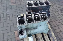 Blok silnika Ursusa C-360 czekający na planowanie