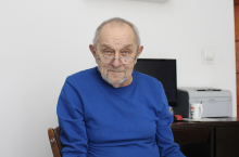 Stanisław Zasada z jednym z zeszytów, w których zgromadził skany dokumentów z nadania ziemi w Kolonii Dębice
