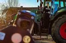 Traktorzysta się spieszył, za co został ukarany.