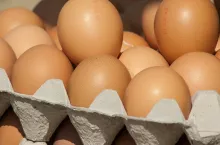 Grypa ptaków, brak odszkodowań i spadek produkcji sprawiają, że sytuacja na rynku się komplikuje. Czy jajek wystarczy dla wszystkich na Wielkanoc?