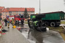 Kierowca ciągnika wyszedł o własnych siłach z pojazdu. Był pijany.