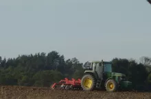 ciągnik pole uprawa