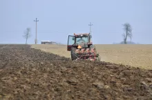 Dopłaty bezpośrednie: ministerstwo zaostrza normę. Część rolników utraci grunty i pasze