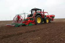 Technika, tap 7/2021, test siewników, Agro-Masz, porównanie konstrukcji siewników, siewnik zbożowy, wiosna, siew jęczmień jary, Złotniki, Uniwersytet Przyrodniczy, siew zbóż jarych