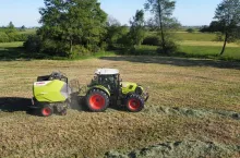 Ciągnik Claas Arion z prasą Claas Variant