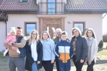 Na zdjęciu od lewej: Sylwester i Joanna z córką Helenką, Magdalena, Romuald, Kamil, Maria i Justyna
