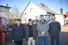 Na zdjęciu od lewej: Bolesław Kacprzak – instruktor skupu koneckiego oddziału Polmleku, Wiesław Popiel – kierownik działu skupu, Adam i Wiesław Wisznikowie