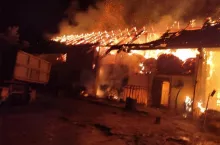 Wewnątrz obory znajdowały się krowy.