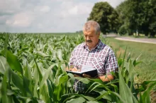 Rolnik uprawia ziemię czy dopłaty?