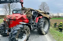 Traktorzysta zmarł w wyniku odniesionych obrażeń.