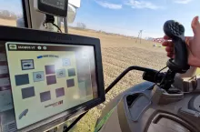 Dżojstik IsoMatch Grip, który pozwala na przypisanie do niego najważniejszych funkcji roboczych maszyny. Parametry pracy są pokazywane na ekranie ciągnika