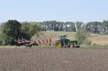 O tym, w jakim stopniu dopłaty bezpośrednie wesprą w tym roku dochód każdego gospodarstwa, rolnicy przekonają się dopiero na początku października, gdy będą znane ostateczne stawki dopłat. Wnioskujący o ekoschematy zwierzęce stawki dopłat poznają dopiero na początku kwietnia 2026 r.