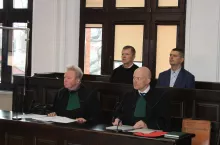 Zamiast pracować w polu, rolnik znalazł się wraz synem na ławie oskarżonych, gdzie walczą o dobre imię i prawdę