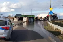 Z przyczepy wypadły Mausery z nawozami sztucznymi.