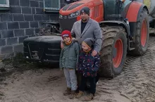 Marek Jędrzejczak (na zdjęciu z synami Janem i Szymonem) wspólnie z żoną Iwoną prowadzi w Żochowie Starym, w gminie Staroźrebry.