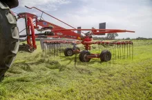 Prosta, ale dobrze wykonana zgrabiarka jednokaruzelowa z praktycznymi detalami: Kuhn GA 4201. Fot. Bensing