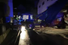 Ciągnik sam wyjechał z obory.